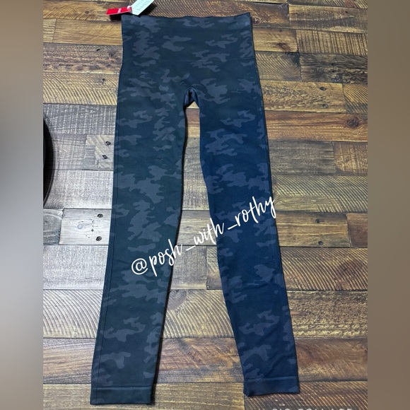 Spanx Look At Me Now Black Camo Leggings, NWT - Picture 12 of 14